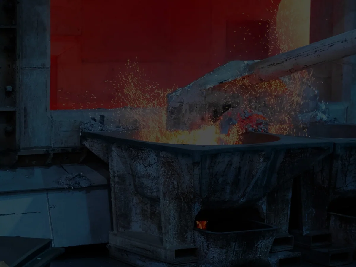 Aluminiumschmelze in einer industriellen Verarbeitungsanlage