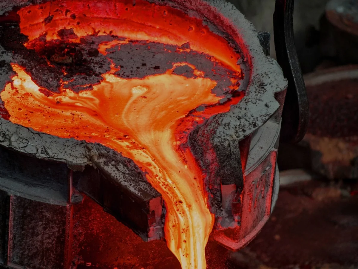 Verarbeitung von Metallschmelze in einer industriellen Hochtemperaturanlage
