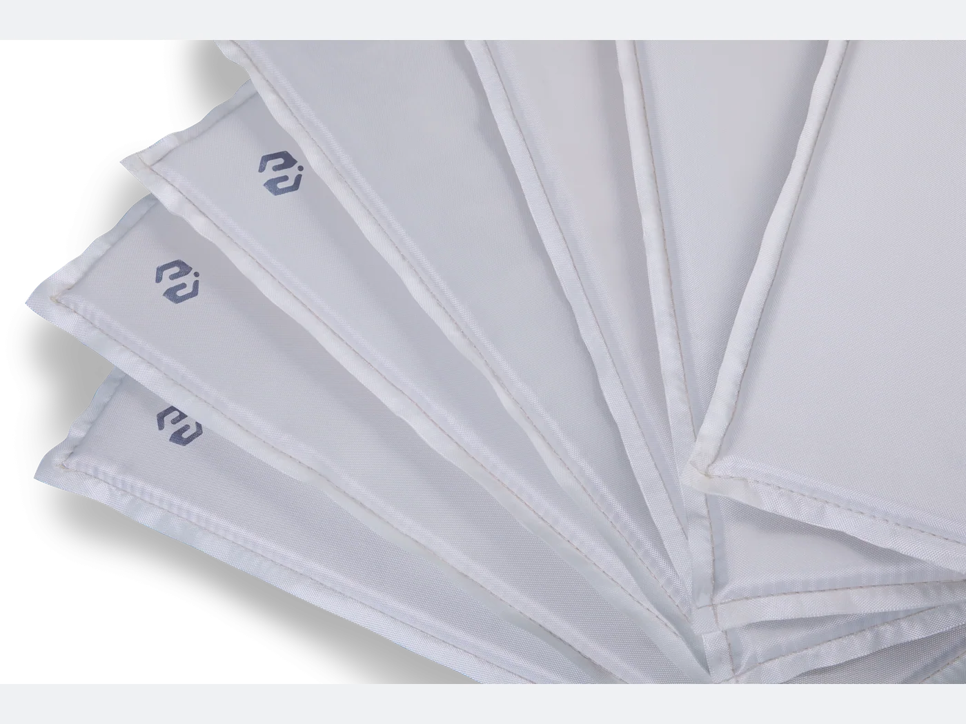 Paneles de aislamiento microporoso Siltherm para altas temperaturas dispuestos en abanico