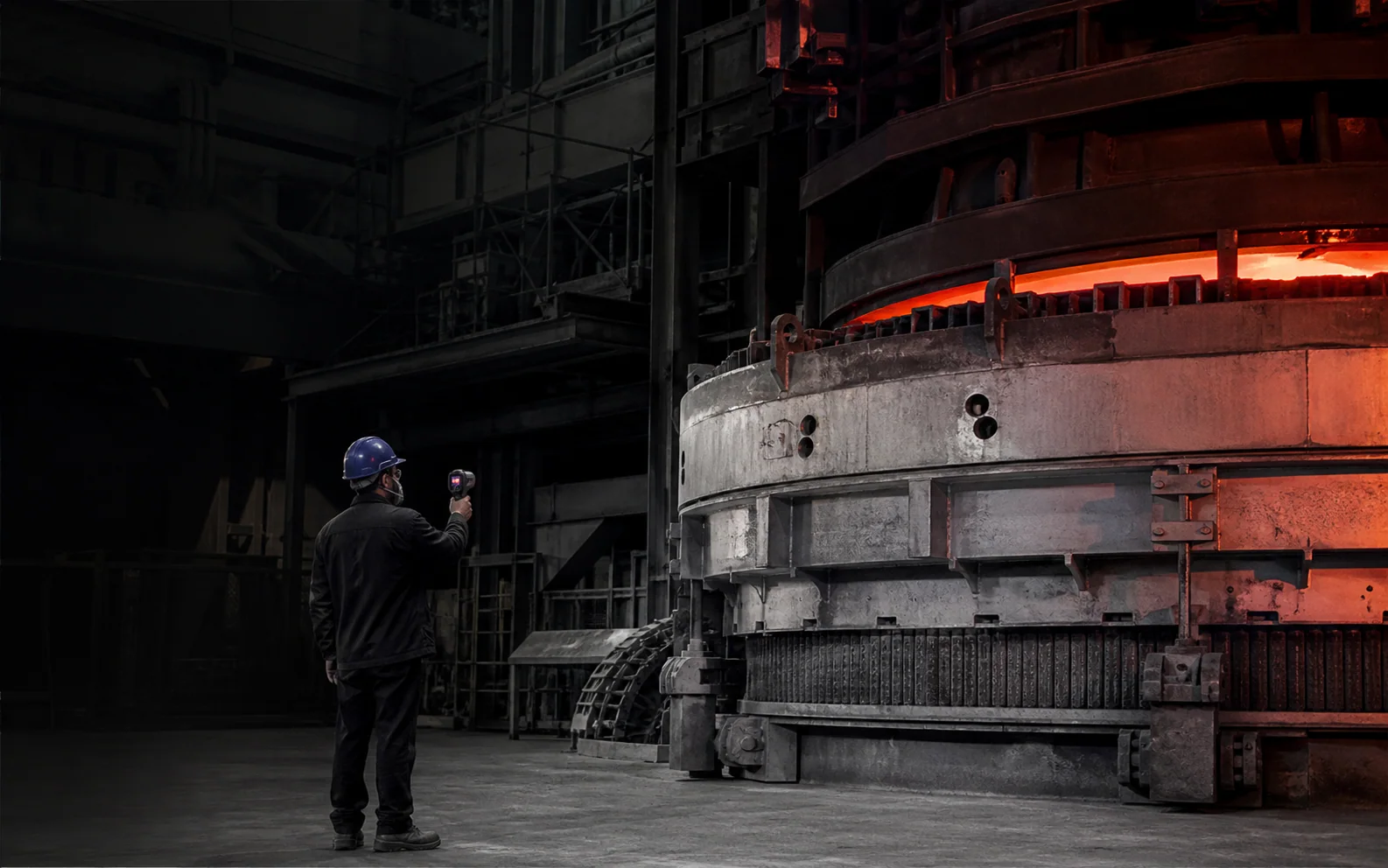 Ingenieur prüft die Dämmgrenze einer industriellen Hochtemperaturanlage