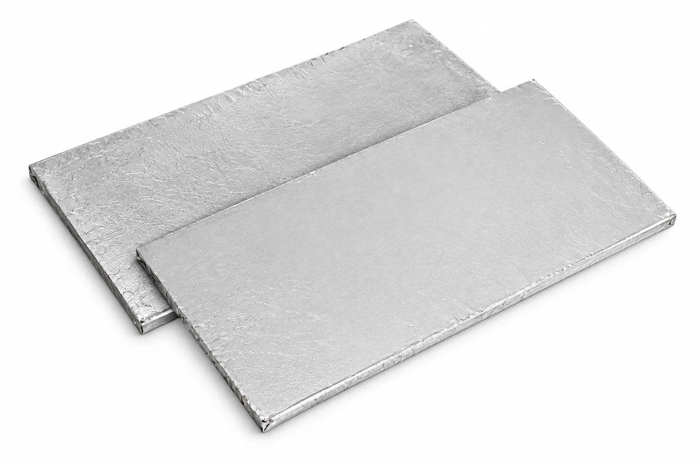 Zwei fertige Siltherm VacuPanel XF-Paneele mit metallisierter Folienhülle und dünnen Paneelkanten